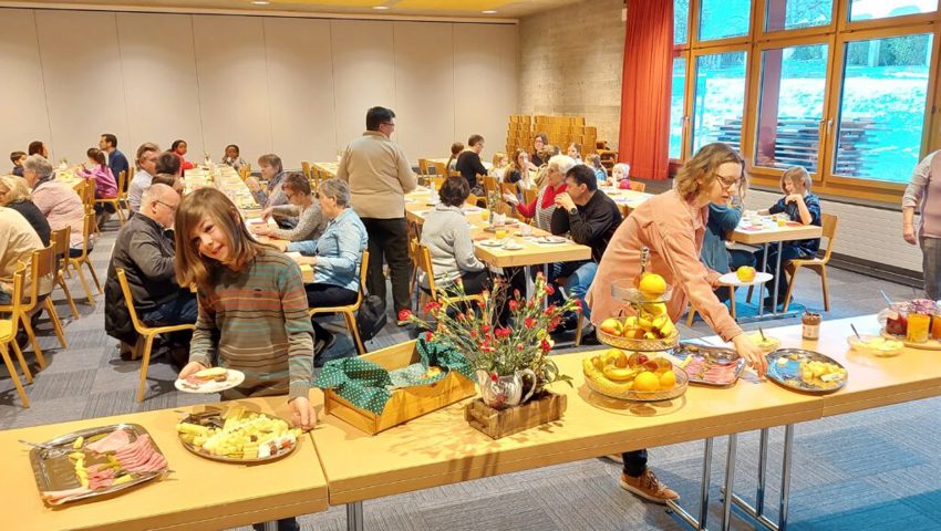  Das reichhaltige Frühstücksbuffet vor dem Gottesdienst kam bei allen Teilnehmenden gut an. 