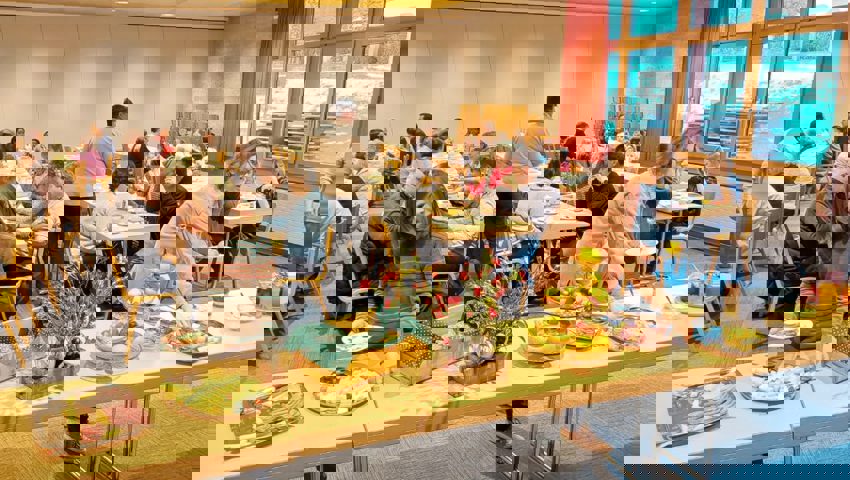  Das reichhaltige Frühstücksbuffet vor dem Gottesdienst kam bei allen Teilnehmenden gut an. 