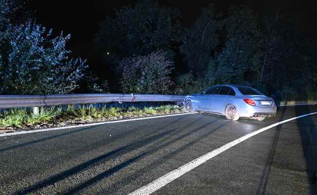 In der Autobahnausfahrt in die Leitplanke gefahren