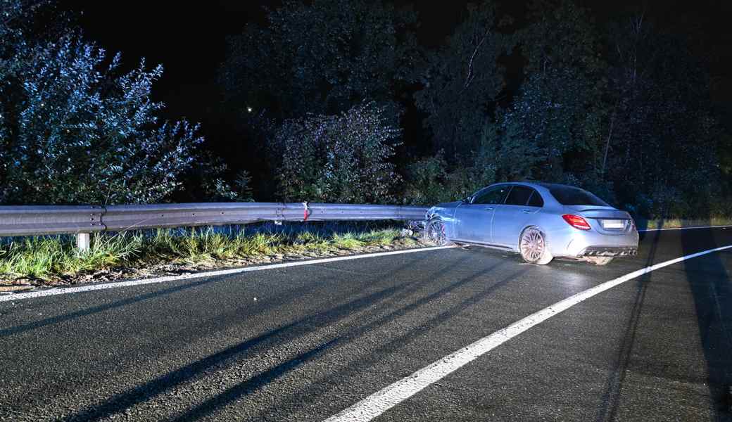 Das verunfallte Auto kam mit der Front gegen die Leitplanke zu stehen.