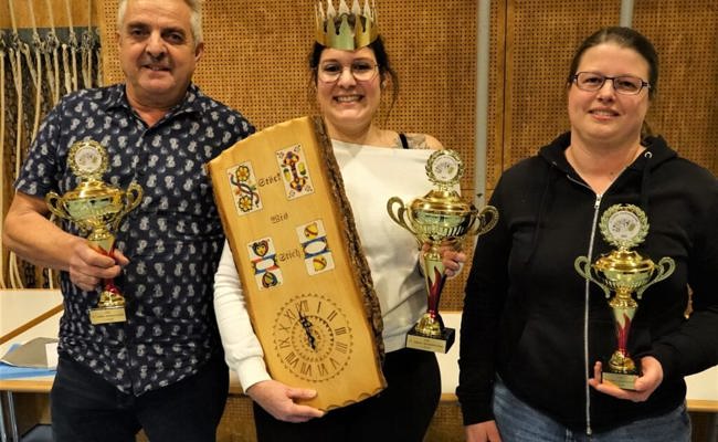 Eine Krone für die Siegerin: Sabrina Berger mit 1689 Punkten Jasskönigin 2023