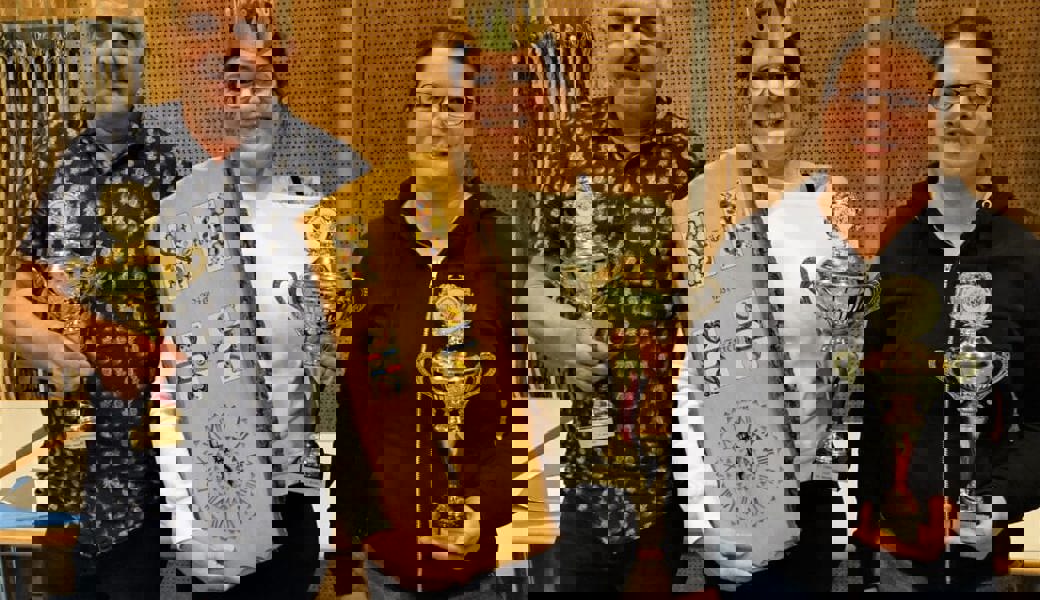  Die Grabser Jasskönigin 2023, Sabrina Berger, flankiert von Georg Tanno (links) und Franziska Sprecher. 