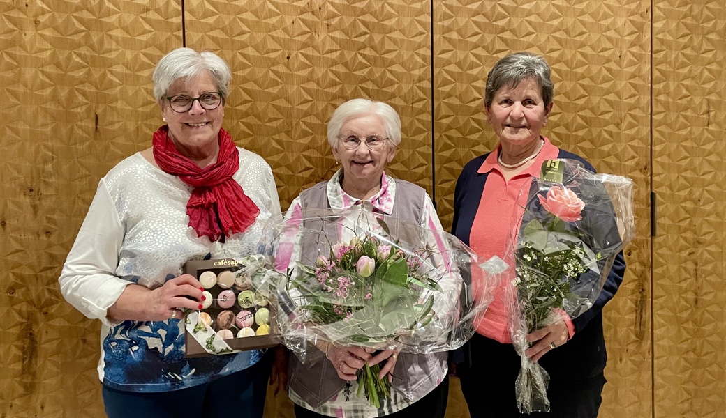 Die Geehrten von links: Annelies Bosshard, seit 35 Jahren Präsidentin; Vreni Zweifel, 40 Jahre Mitglied; Hanni Gaug, zehn Jahre Mitglied. 