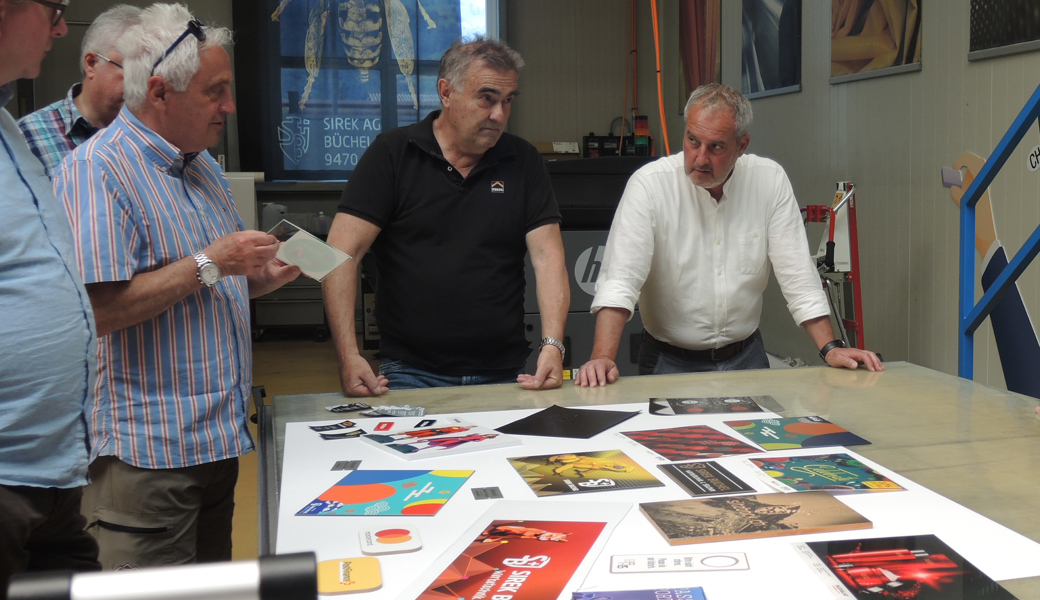 Blick auf einen kleinen Ausschnitt der äusserst vielseitigen Produktion am Sitz in Buchs: Auch Stadtpräsident Rolf Pfeiffer (rechts) nutzte die Gelegenheit.