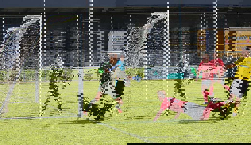 Einleitung der Wende kurz vor der Pause: Kilian Büchel (Mitte) trifft für den FC Gams per Kopf ins lange Eck zum 1:1. Robert Kucera