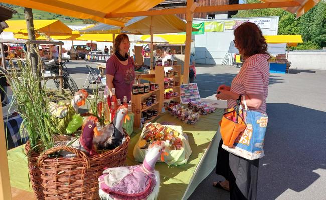 Kurze Hosen, lange Schlangen, volle Körbe: Werdenberger Buuramart ist in die Saison gestartet