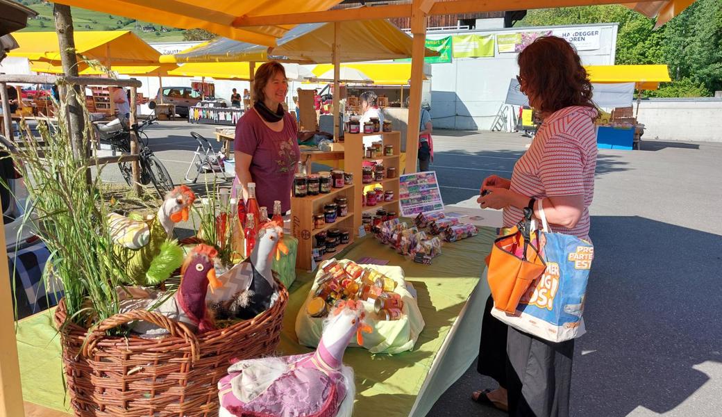 Kurze Hosen, lange Schlangen, volle Körbe: Werdenberger Buuramart ist in die Saison gestartet