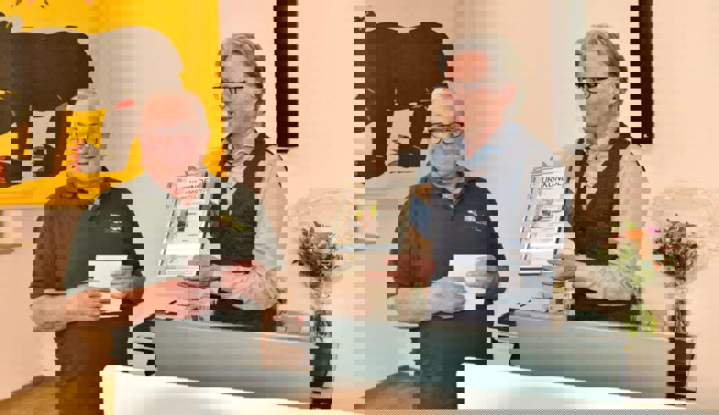  Der Grabser Max Meinherz (rechts), Obmann amtlicher Fachassistent Bieneninspektion und Primärproduktion Bienen, übergibt dem Ehrenmitglied Hans Sonderegger die Ehrentafel. 