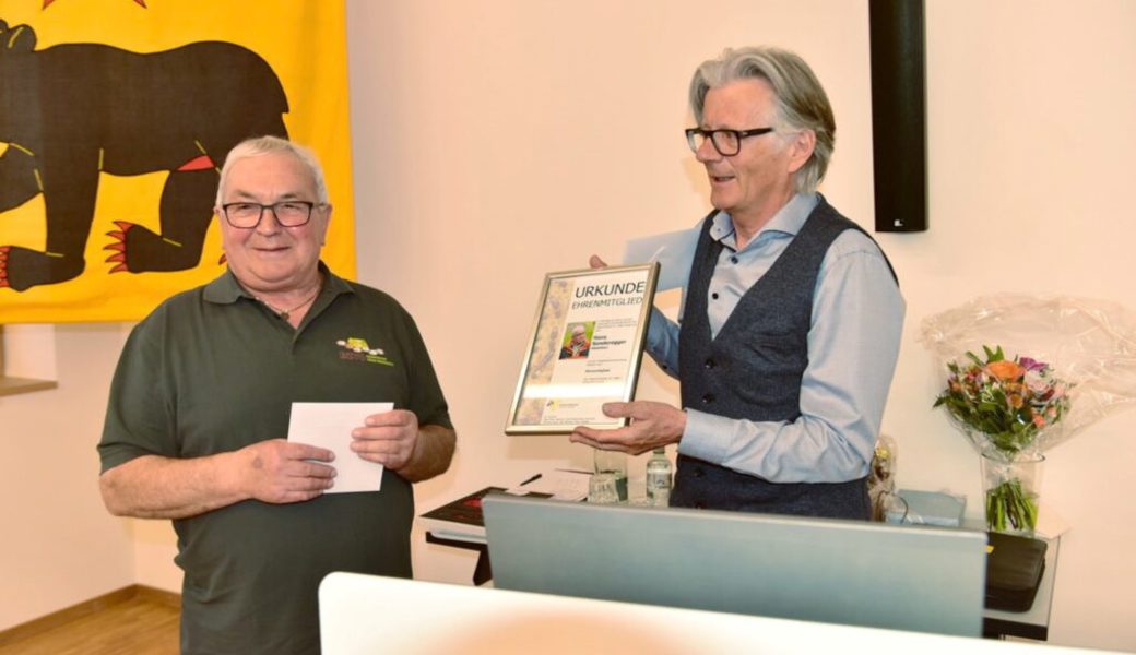  Der Grabser Max Meinherz (rechts), Obmann amtlicher Fachassistent Bieneninspektion und Primärproduktion Bienen, übergibt dem Ehrenmitglied Hans Sonderegger die Ehrentafel. 
