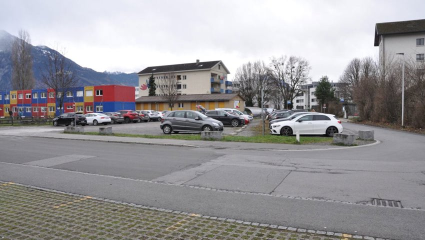  Blick auf die umzulegende Aeulistrasse: Der heutige Teil (rechts) wird einige Meter links (siehe Parkplatz) realisiert. 