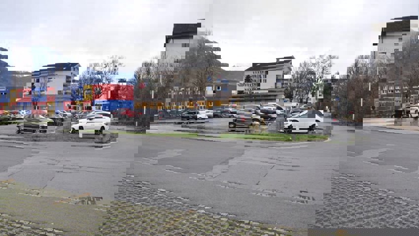  Blick auf die umzulegende Aeulistrasse: Der heutige Teil (rechts) wird einige Meter links (siehe Parkplatz) realisiert. 