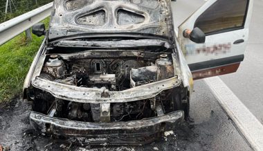 Auf der Autobahn ist ein Pick-Up in Brand geraten – Feuerwehr brachte Brand unter Kontrolle