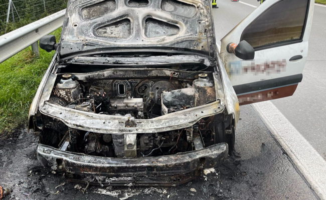 Auf der Autobahn ist ein Pick-Up in Brand geraten – Feuerwehr brachte Brand unter Kontrolle