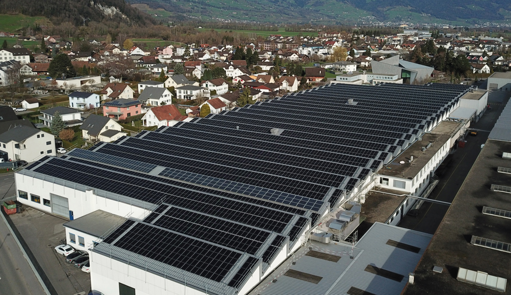 Im Februar wurde die PV-Anlage auf dem Dach der Produktionshalle D entlang der Neudorfstrasse in Betrieb genommen.