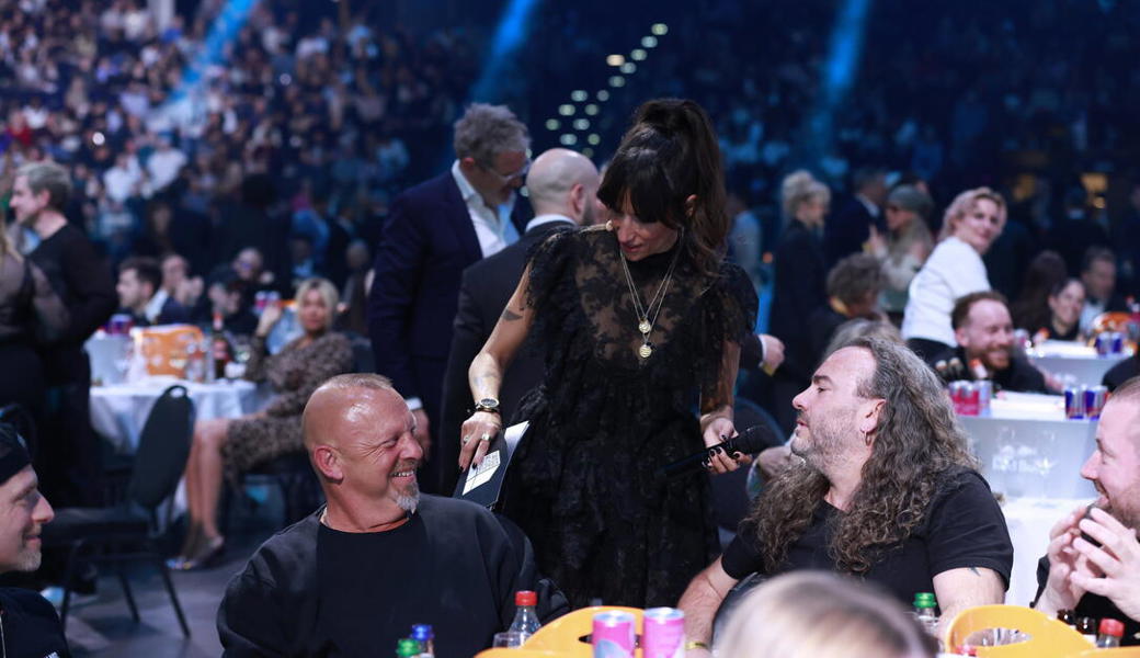 Moderatorin Melanie Winiger unterhält sich mit Gölä und Thomas Graf, die für den "Best Hit" nominiert waren.