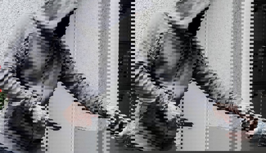 Bewaffnet mit Pfefferspray überfiel ein unbekannter Täter in Flums einen Buschauffeur und entwendete mehrere hundert Franken.