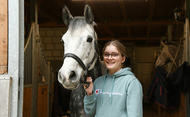 Diese Schülerin organisiert ein Reitturnier als Abschlussarbeit