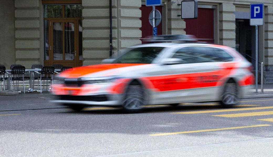  Der Autlenker konnte erst angehalten werden, nachdem sich die Patrouille vor ihm querstellte. Symbolid: Kapo SG