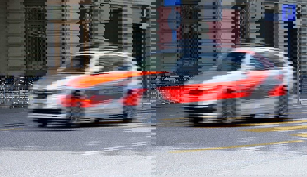  Der Autlenker konnte erst angehalten werden, nachdem sich die Patrouille vor ihm querstellte. Symbolid: Kapo SG