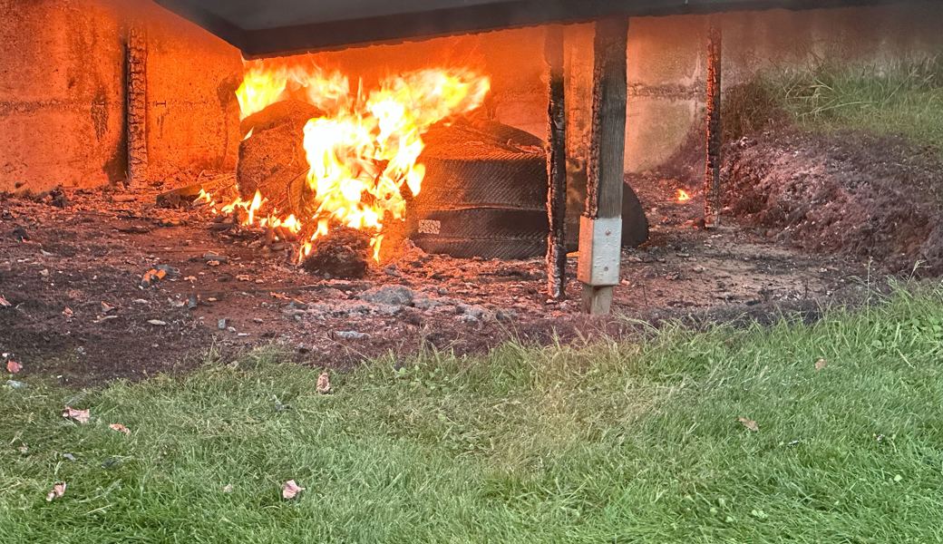 Feuer gefangen: Mähroboter auf Sennwalder Sportplatz.