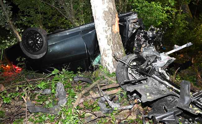 In mehrere Bäume geprallt: 61-jähriger Mann verletzt sich schwer