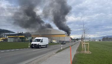 Ob das wohl brennt? Mitarbeiter setzt aus Versehen Recyclinggut in Brand