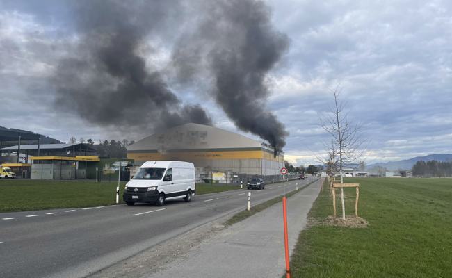 Ob das wohl brennt? Mitarbeiter setzt aus Versehen Recyclinggut in Brand
