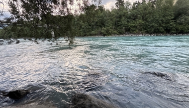 Mann bei Sprung in den Rhein schwer verletzt