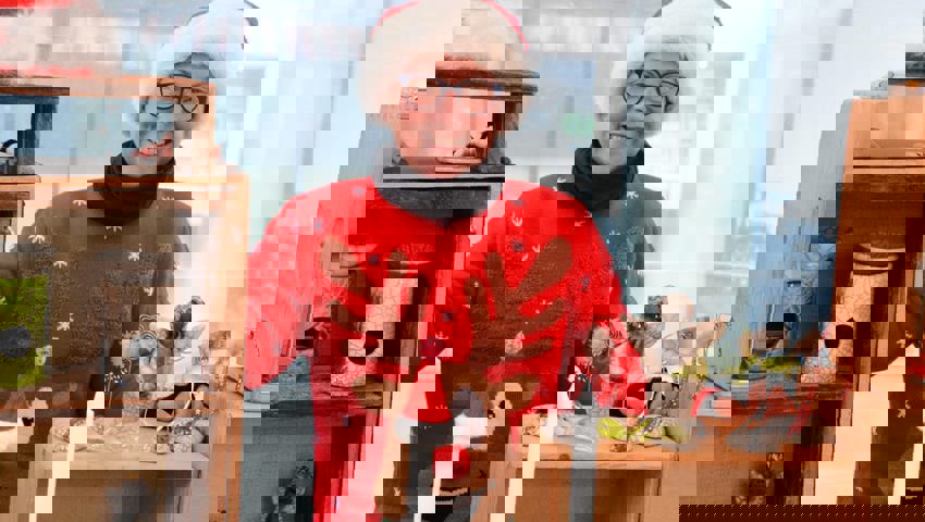  Fröhlich gestimmte Verkäuferin.