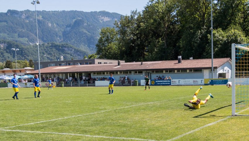  Tor für den FC Buchs: Diepoldsaus Torhüter Reto Besserer muss den Schuss von Adnan Mutapcija zum 2:1 passieren lassen. 