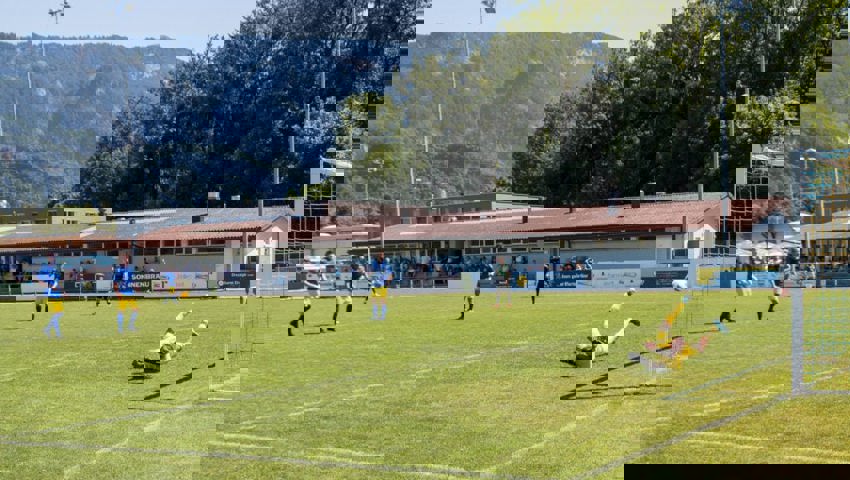  Tor für den FC Buchs: Diepoldsaus Torhüter Reto Besserer muss den Schuss von Adnan Mutapcija zum 2:1 passieren lassen. 