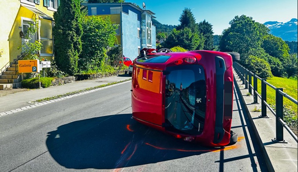 In Schaanwald kippt ein Auto bei einem Selbstunfall um.