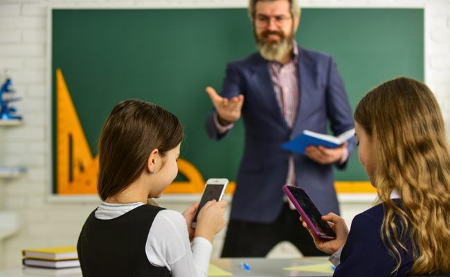 Vom Einziehen des Handys bis zu Umarmungen: Was Lehrerinnen und Lehrer dürfen – und was nicht