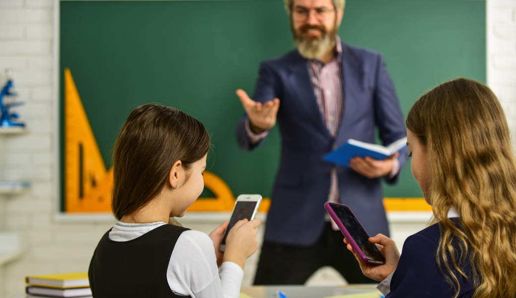Handy einziehen, knappe Kleidung verbieten oder Kinder umsetzen: Im Schulalltag sorgen viele Situationen immer wieder für Diskussionen.