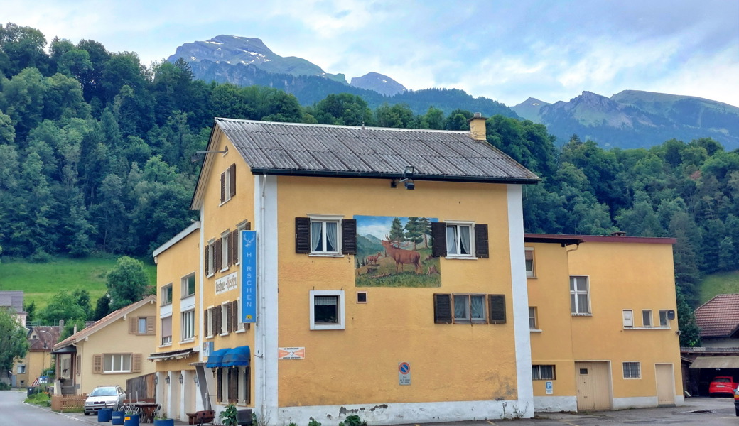 Die «Hirschen»-Liegenschaft sowie ein weiteres Grundstück sollen für die Dorfplatzentwicklung genutzt werden.