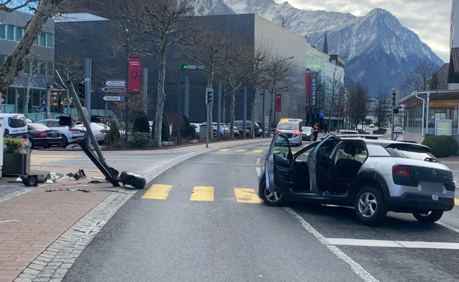 Kontrolle verloren und Ampel gerammt – Autofahrerin verletzt sich bei Selbstunfall
