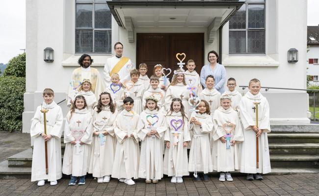 17 Kinder erhielten die Erstkommunion