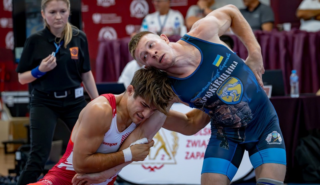 Maurus Zogg (in Rot) im Kampf gegen den Ukrainer Artur Politaiev.