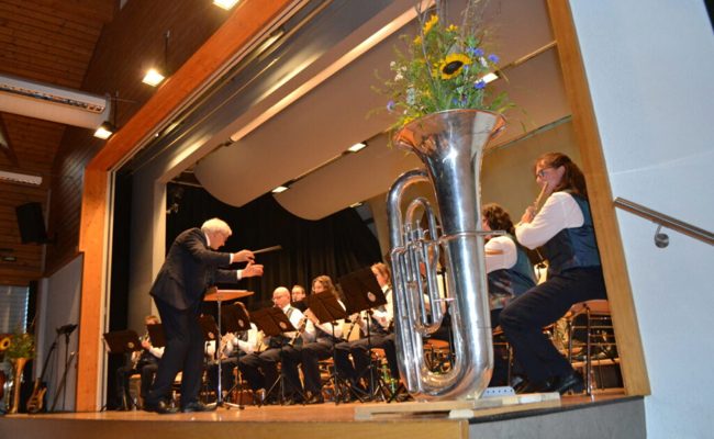 Endlich durfte die Bürgermusik wieder vor Publikum auftreten und bot ein vielseitiges Programm