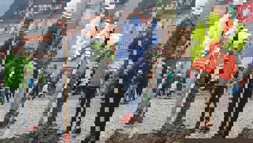  21. Oktober: Die ersten Spatenstiche für den Ersatz-/Neubau des «Lukashaus»-Wohntraktes in Grabs nehmen Bewohnerinnen und Bewohner vor. 