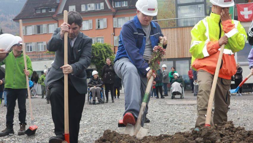 21. Oktober: Die ersten Spatenstiche für den Ersatz-/Neubau des «Lukashaus»-Wohntraktes in Grabs nehmen Bewohnerinnen und Bewohner vor. 21. Oktober: Die ersten Spatenstiche für den Ersatz-/Neubau des «Lukashaus»-Wohntraktes in Grabs nehmen Bewohnerinnen und Bewohner vor.