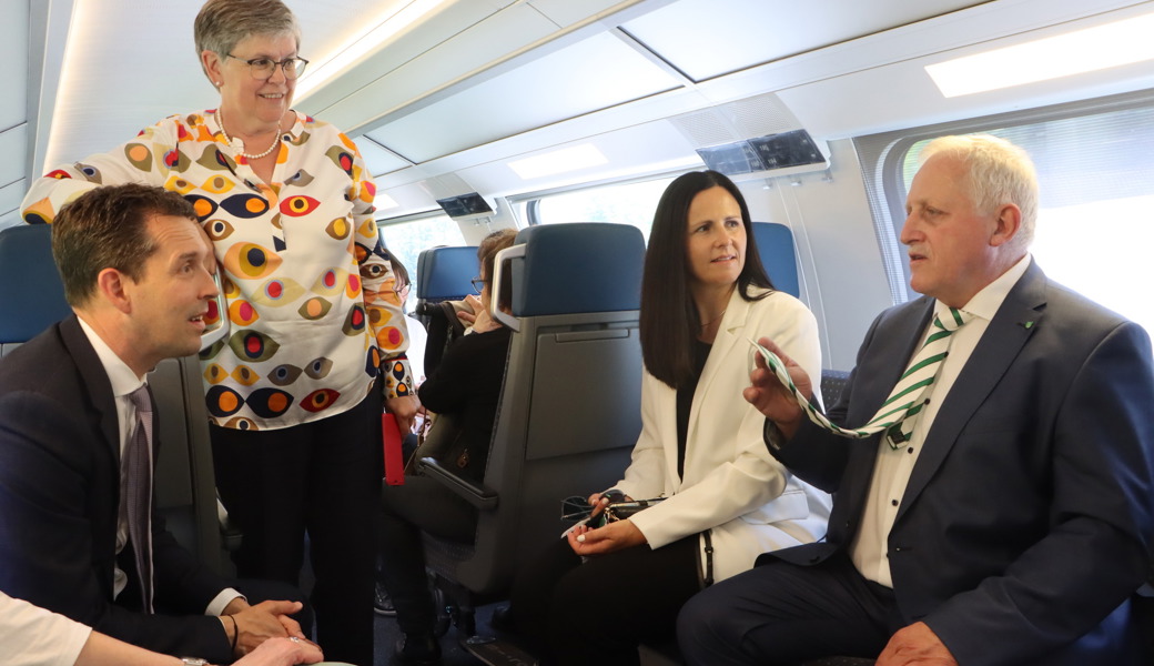 Von links: Nationalrat Michael Götte (SVP), Kantonsrätin Barbara Dürr (Mitte), Kantonsrats-Vizepräsidentin Andrea Abderhalden-Hämmerli und Kantonsratspräsident Walter Freund. Die Krawatte ist Gesprächsthema, weil sie ein Geschenk von Barbara Dürr war.
