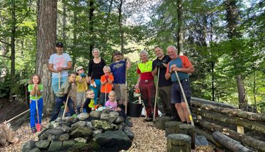 Waldplatz erstrahlt dank Kindergärtnern in neuem Glanz