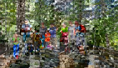 Waldplatz erstrahlt dank Kindergärtnern in neuem Glanz