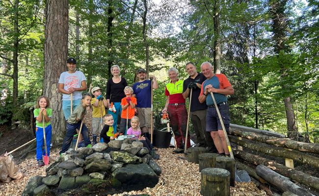 Waldplatz erstrahlt dank Kindergärtnern in neuem Glanz