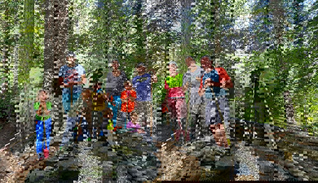 Sind stolz auf ihr Werk: Freiwillige Helferinnen und Helfer jeden Alters.