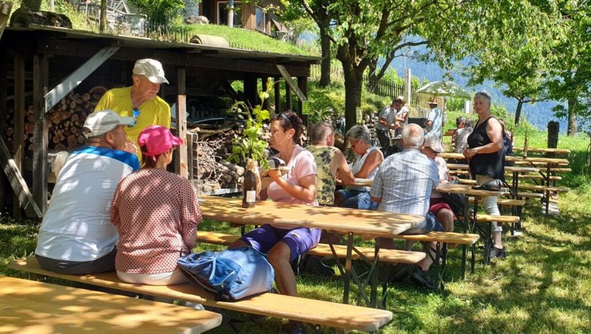  Bei sechs Weinbergern durfte man sich während der Wanderung kulinarisch verwöhnen lassen. 