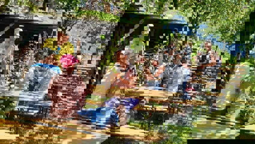  Bei sechs Weinbergern durfte man sich während der Wanderung kulinarisch verwöhnen lassen. 