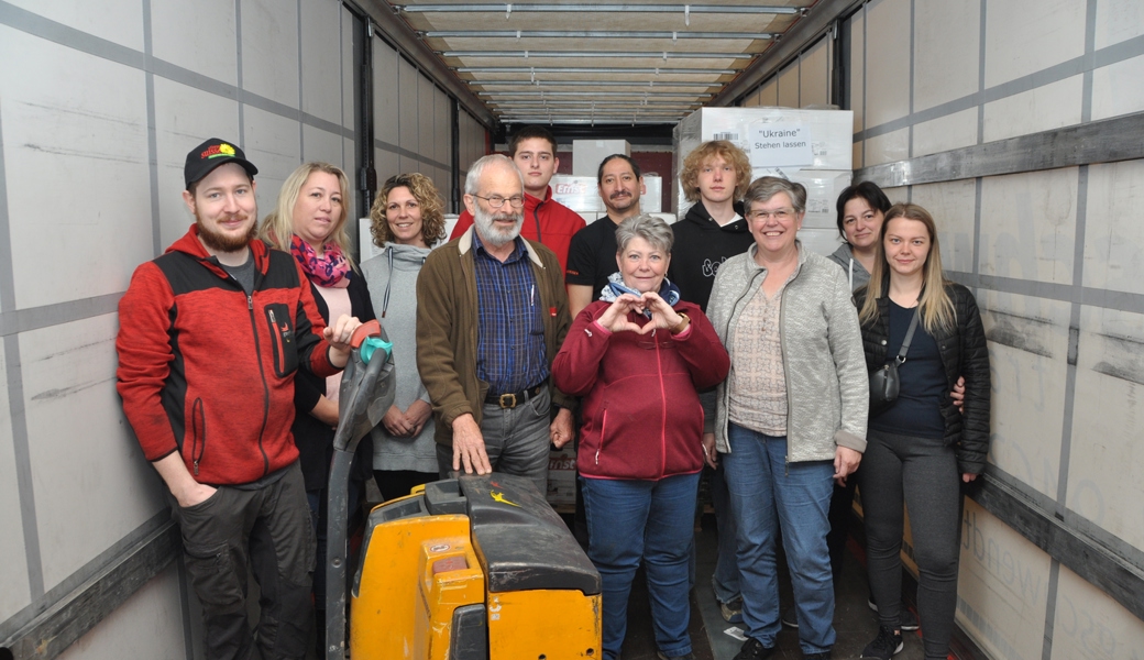  Eine tatkräftige, muntere und stolze Truppe: Der Verein Humanitäre Nothilfe Ukraine mit Helfenden in Sevelen. 