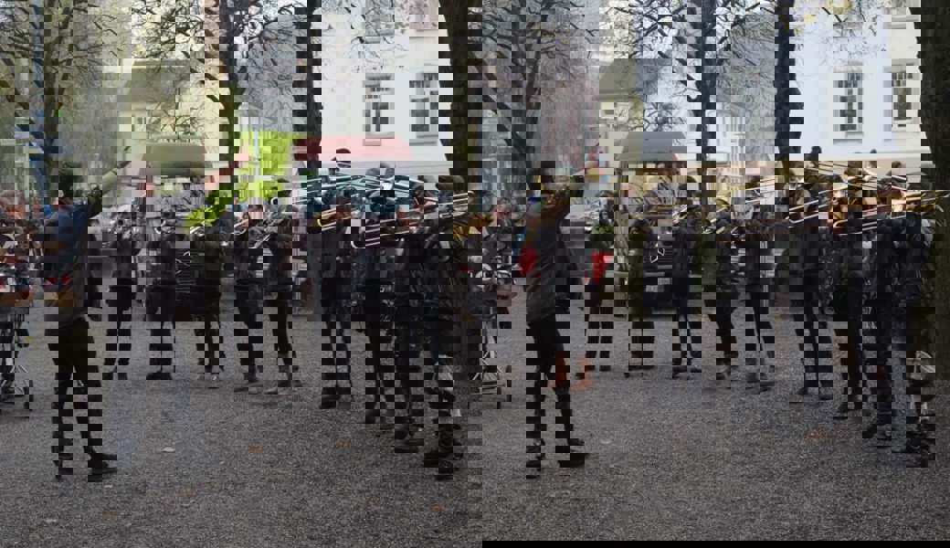  Mit einem kleinen Konzert beim Rathaus Buchs begeisterten die Näblschränzer am 11.11.2021. 